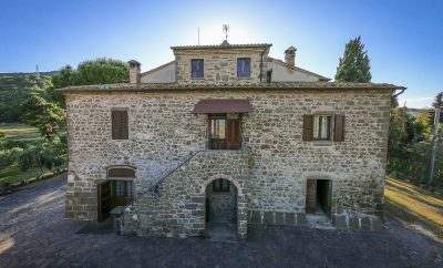 C-330: Majestetisk våningshus med gjestehus med behov for oppussing og 2 hektar tomt